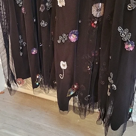 Chelsea & Violet black dress size 6 with sequined flowers - Picture 4 of 7